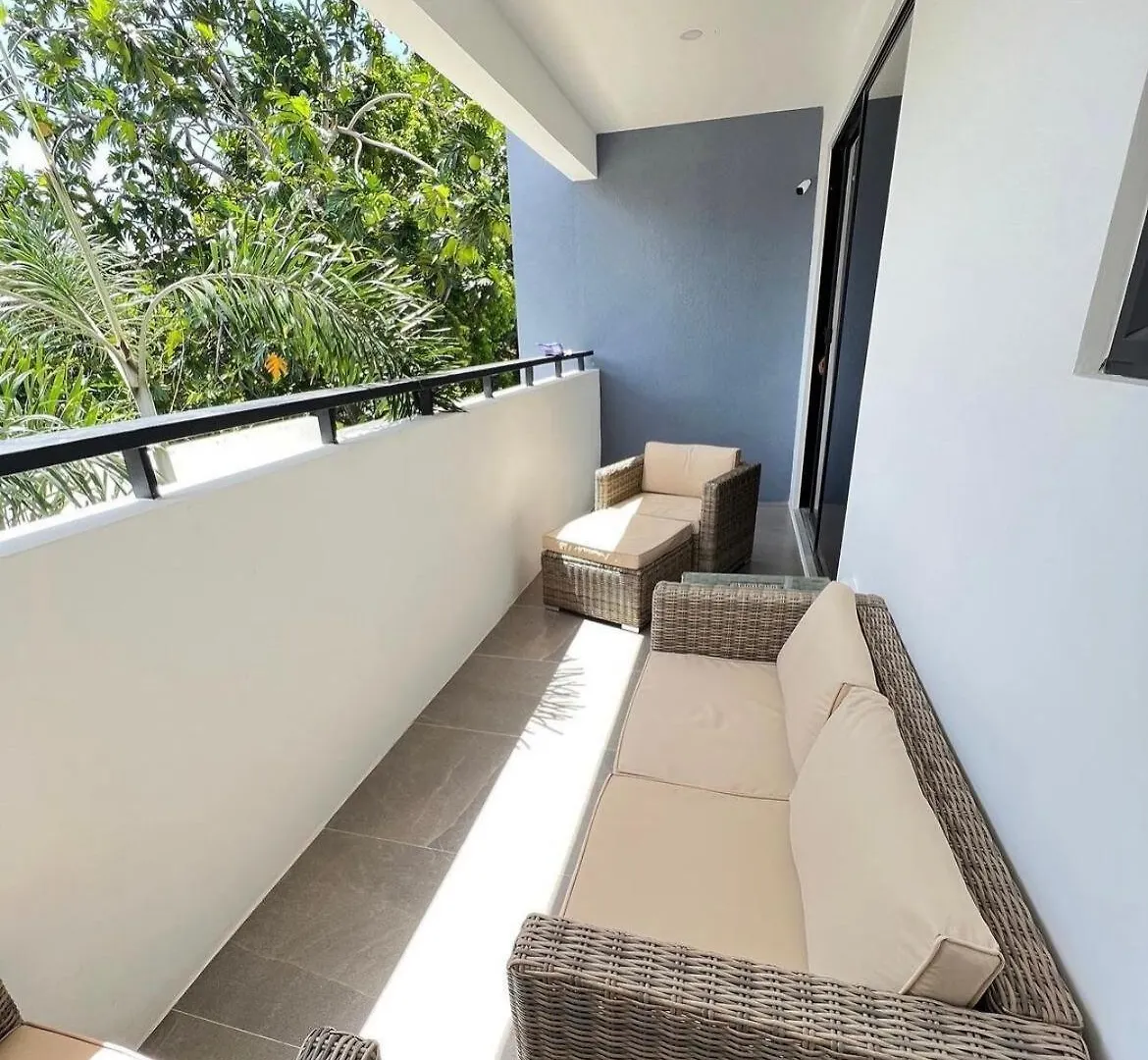 Luxury Executive Condo Runaway Bay Apartment