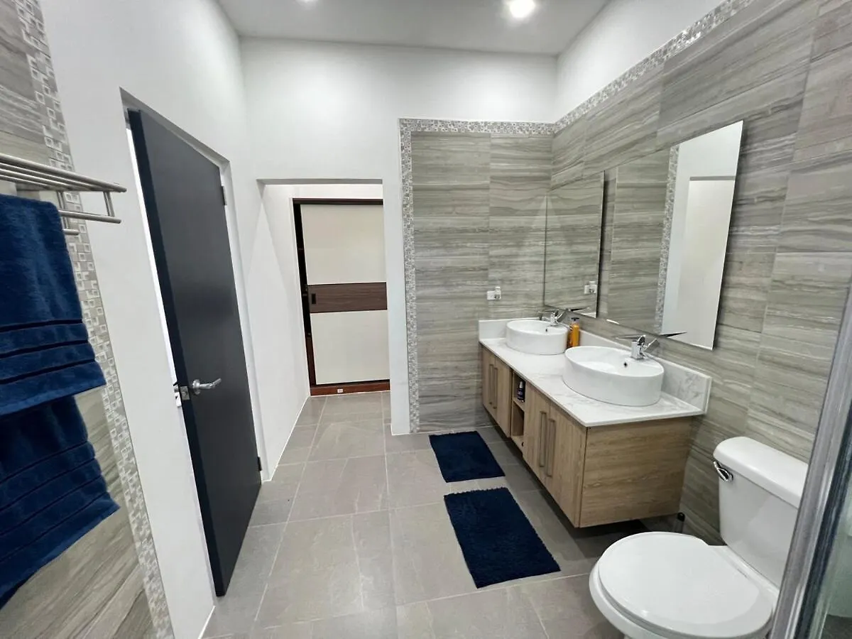 Luxury Executive Condo Runaway Bay Apartment