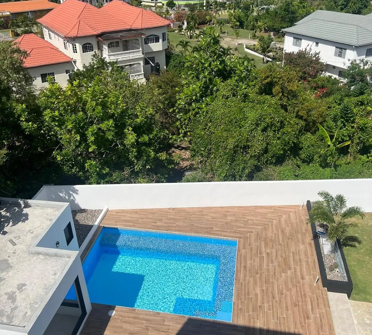 Luxury Executive Condo Runaway Bay Apartment